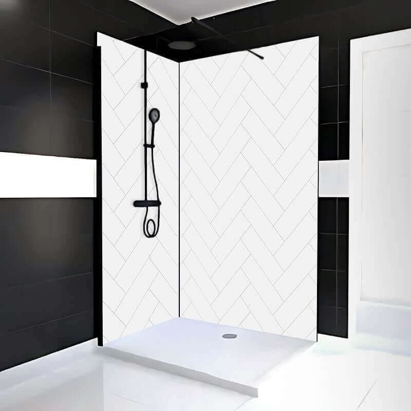 Panneaux de PVC ou céramique dans la douche : le duel que peu de gens tranchent correctement
