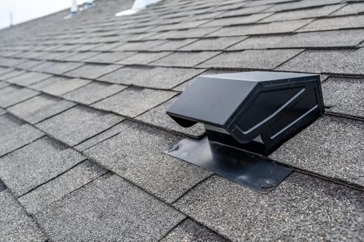 La ventilation de l'entretoit : le facteur oublié de la santé d'une toiture